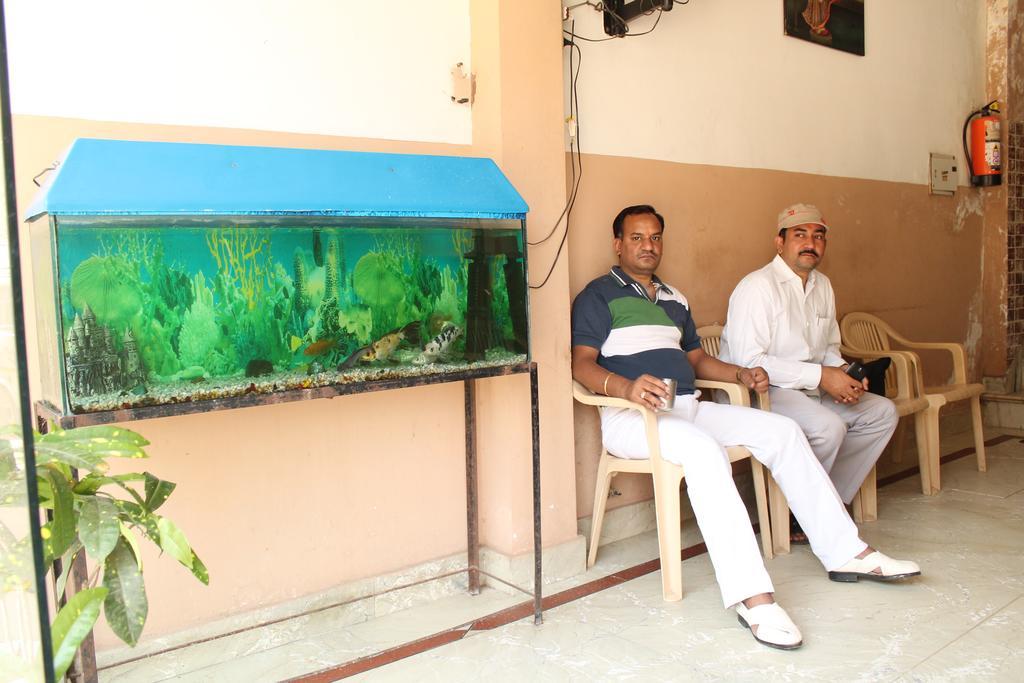 Krishnam Guest House Matura Exterior foto