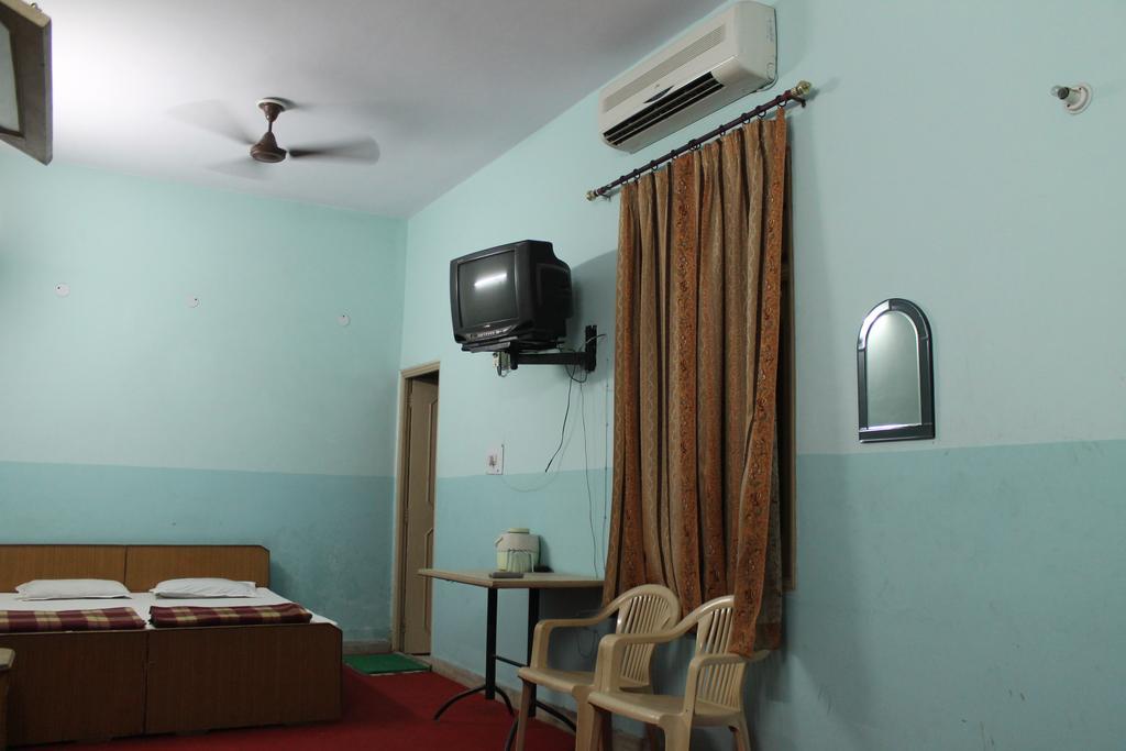 Krishnam Guest House Matura Exterior foto